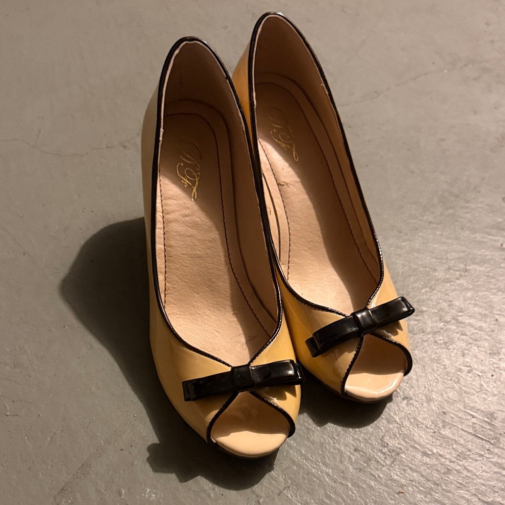 Elegant Cream Peep-Toe Heels with Black Bow